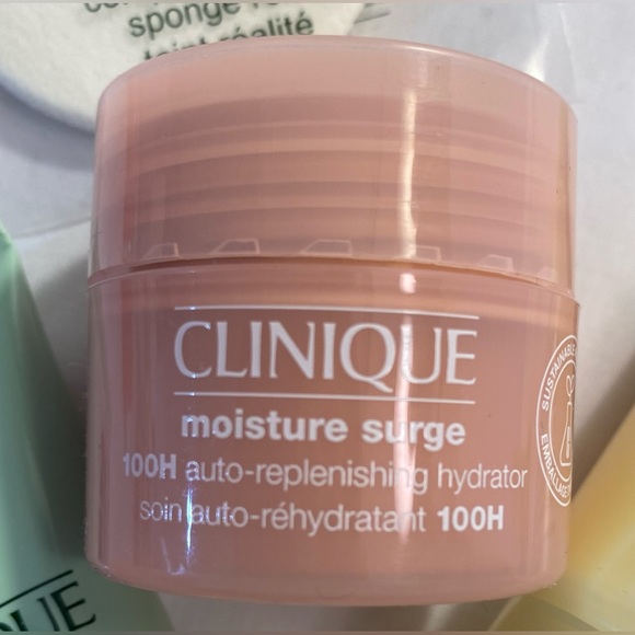 Clinique 5 bags with beauty products - Picture 6 of 15